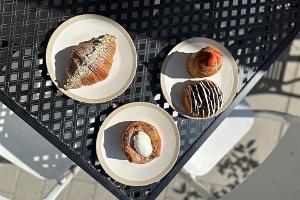 cruffin-croissants-on-terrace