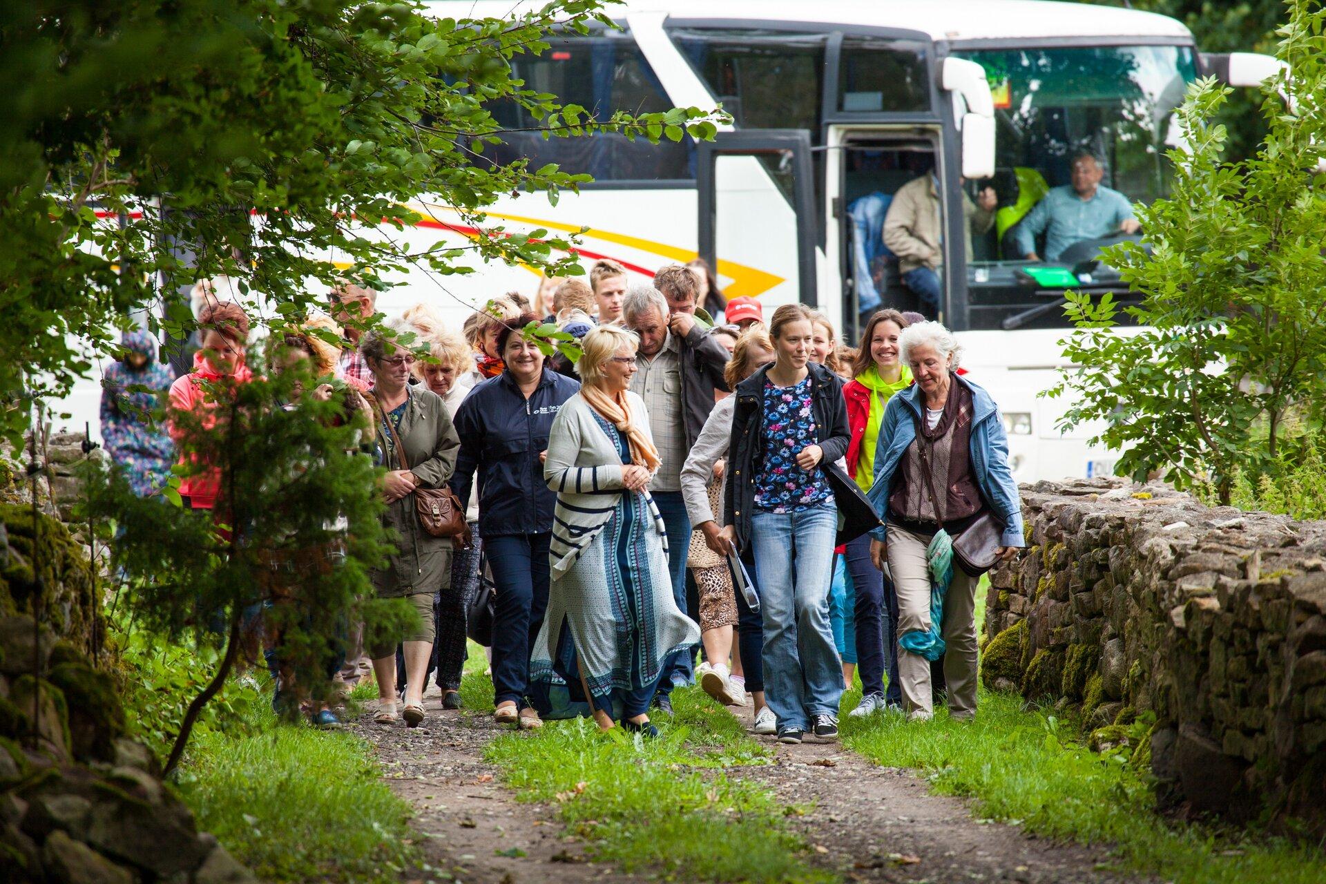 Giidiga ringkäik Leedri külas