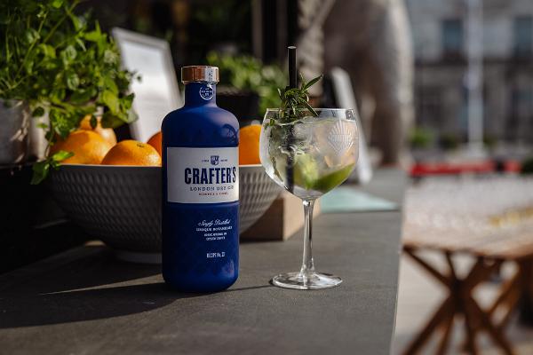 Sommerterrasse von PROTO – frischer Cocktail mit Limette