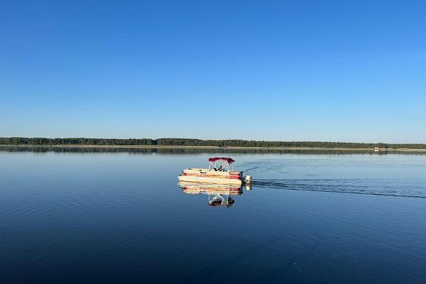 Sun cruises at Lake Tamula