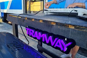 DJ aparatuuriga Rannakohvikus Tramway