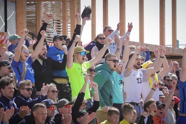 Publikum des Sportwettbewerbs in der Pärnu Beach Arena