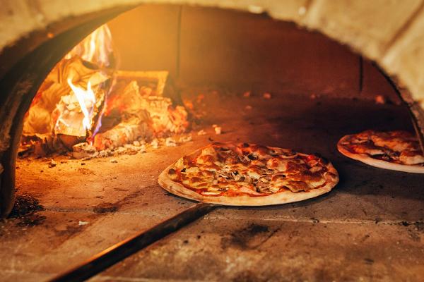 Napolitanska pizzor från stenugn på Pizzerian Queso