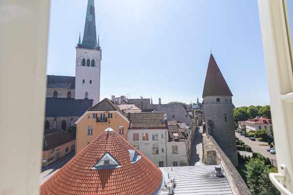 Utsikt över Tallinns gamla stad från Rija Old Town Hotel