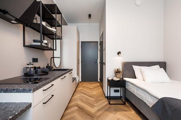 Ett kök och en säng på Rare Apartments
