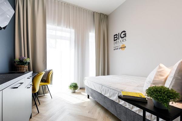 Zimmer mit einem breiten Bett von Rare Apartments