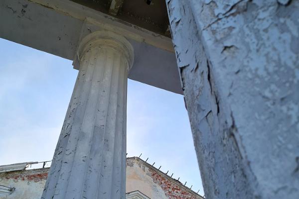 Vassili Gerassimovi nimeline kultuuripalee kolonnid ja killunenud aknad