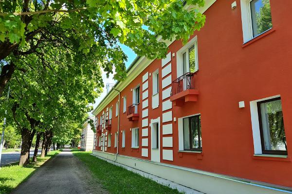 Punased Koolipõigu korterelamud ja rohelised puud
