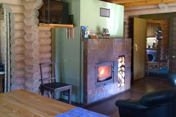 Markna Tourist Farm Sauna House - a cosy living-room with a fireplace 