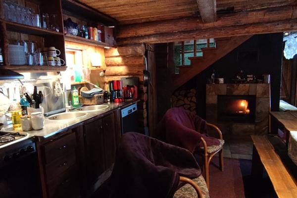 Markna Tourist Farm Paul's Granary - a living-room with a fireplace and an open kitchen.
