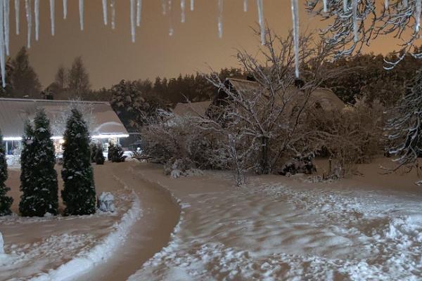 Skats ziemā uz tūrisma saimniecības "Marknatalu Puhkemaja" Pirts māju