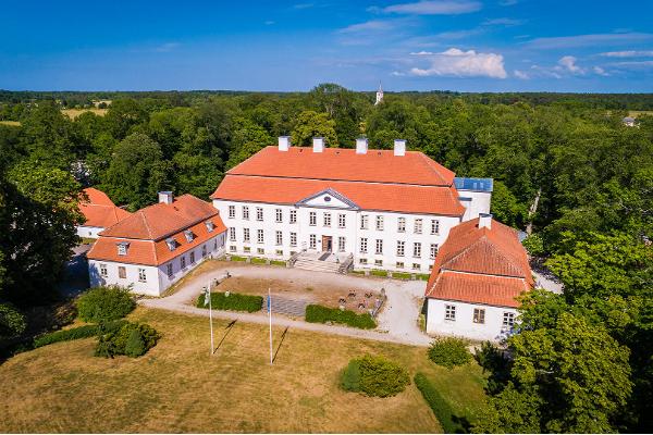 Körsbärsträdgården på Suuremõisa slott