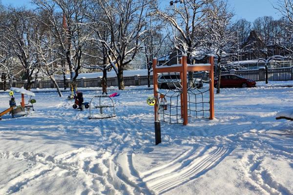 Kinderspielplatz in Pärnu im Park Munamäe