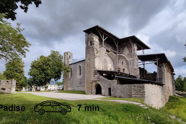 Монастырь Падизе расположен на расстоянии всего лишь 7-минутной поездки на автомобиле от банного дома на хуторе "Uneallika"