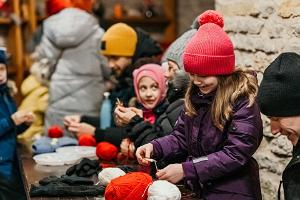 Kinder stricken im Weihnachtsdorf in Narva