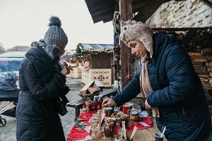 Jahrmarkt im Weihnachtsdorf in Narva
