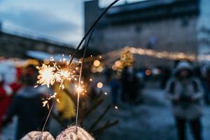 Bengalische Lichter im Weihnachtsdorf in Narva