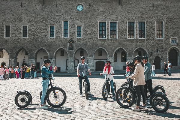 Tallinna linnatuur E-bike elektriratastel vanalinnas, Telliskivi ja Noblessneri linnakus