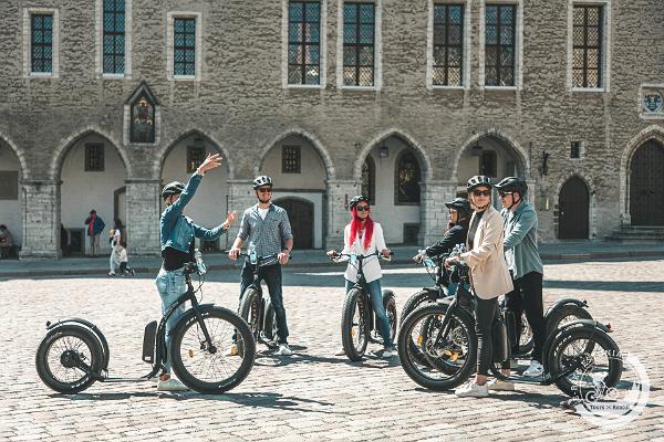Tallinna linnatuur E-bike elektriratastel vanalinnas, Telliskivi ja Noblessneri linnakus