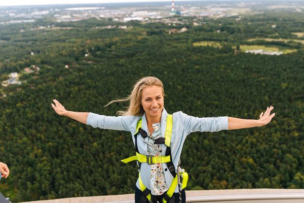 Gå på kanten på Tallinn TV-torns öppna balkong på 175 meters höjd!