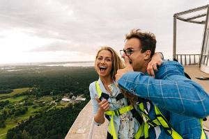 EdgeWalk  in der 175 m Höhe am offenen Rang des Tallinner Fernsehturms!