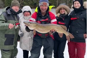 Talvinen kalastus Pärnunlahdella majoituksella Fishing Villagessa