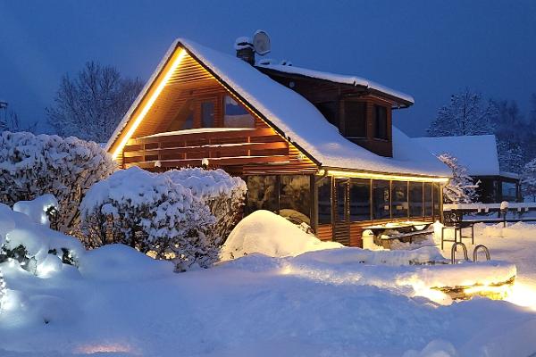 Atsalama puhketalu lumine maja talvel