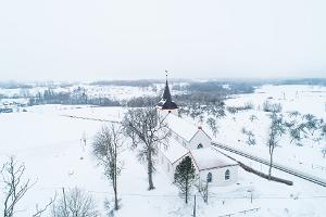 Urvaste kyrka och kyrkogård vid sjön Uhtjärv