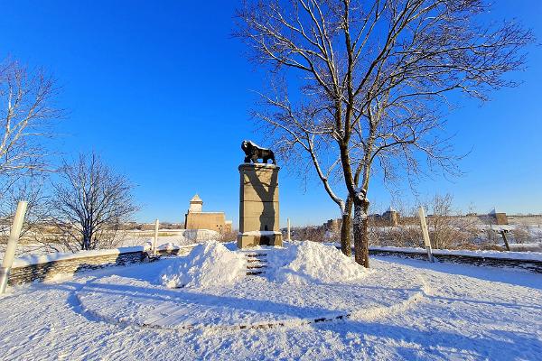 Mälestusmärk "Rootsi lõvi" talvel