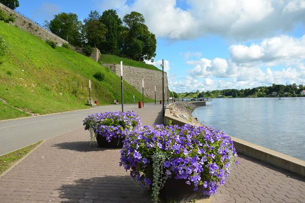 Narva Bastionid suvel, lilleklumbid, Narva jõgi