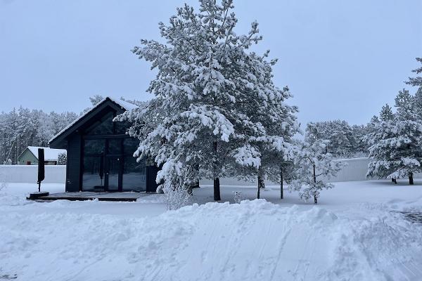 Peipsi Villad üks puhkemaja väljast talvel