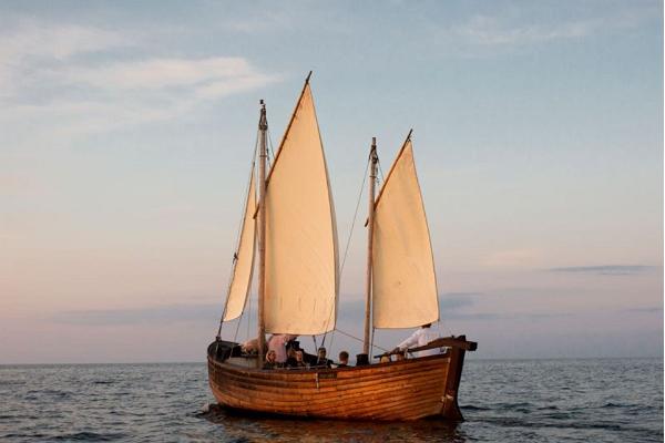 Schiffsfahrt mit dem hölzernen Segelboot „Tütarsaare Aino“