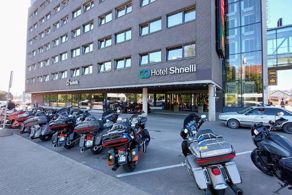 Go Hotel Shnelli parking
