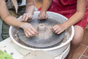 Making a ceramic or a glass item at Olustvere manor