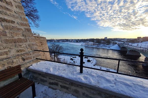 Vaade restaureeritud Adolf Hahni trepist Narva jõepromenaadile ja jõele