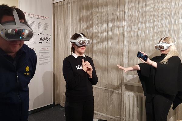 SASIMU ehk Sillamäe Muuseumi ekspositsioon ja inimesed virtuaalreaalsuse prillidega