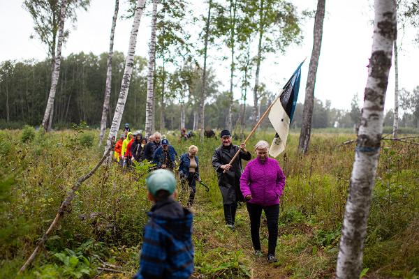 Guidad vandring till skogsbrödernas bunker Ennuksemäe i Mulgimaa