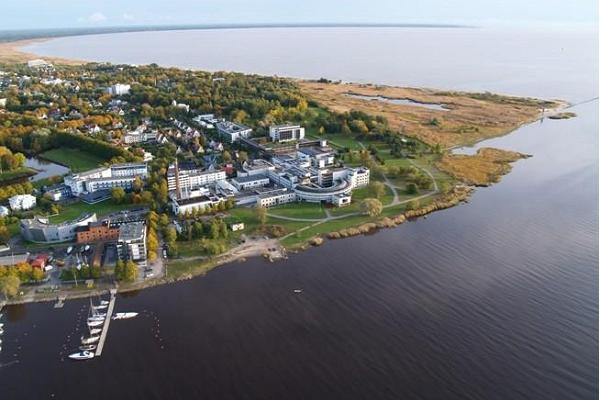 Tervis ravispaahotell asub Pärnu jõe ja mere ääres.