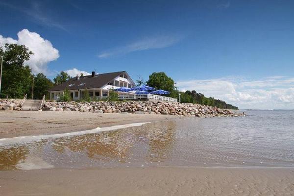Doberani Beach House, accommodation right on the sandy beach of Valgeranna