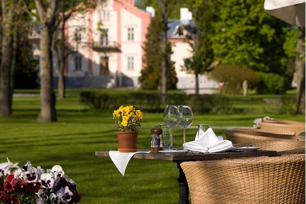 Sommarrestaurangen på terrassen av Pädaste Jahtklubi Meremaja (Pädaste Segelbåtsklubbs Havshus)