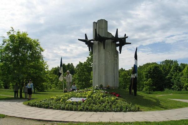 Okaskroon monument